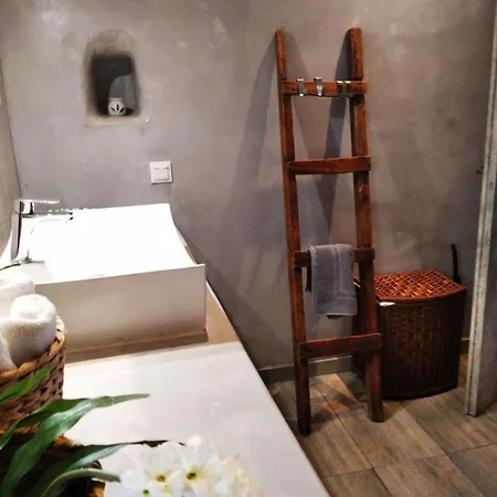 Flora's Traditional House * Malónasz