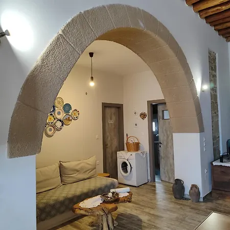 Flora's Traditional House Malónasz