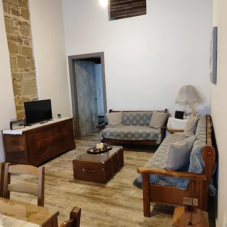 Flora's Traditional House Malónasz