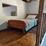 Flora's Traditional House بيت للعطل *