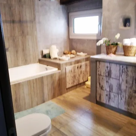 Flora's Traditional House Ferienhaus *