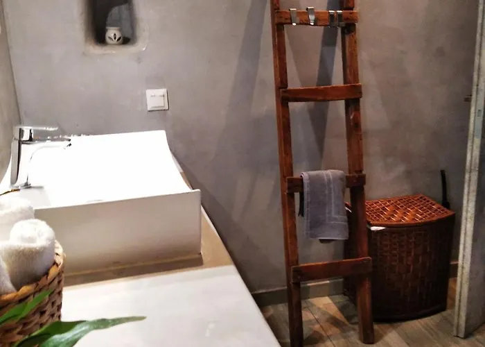 Flora's Traditional House * Malona Village