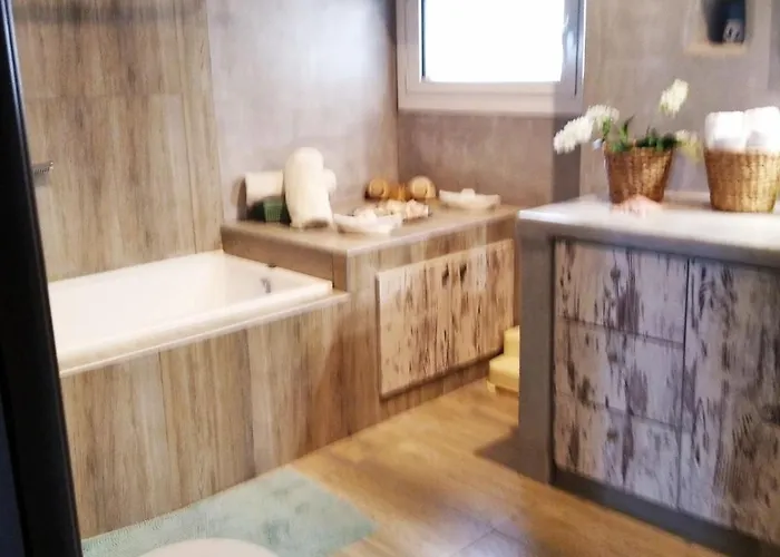 Flora's Traditional House بيت للعطل *